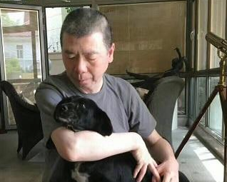 冯小刚发文感慨宠物狗老了，要给其安乐死少受折磨 