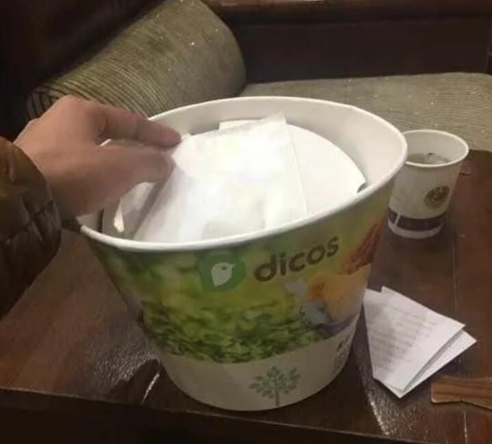 小伙出差捡到一只流浪猫,使出妙计将小猫带上火车,结果猫咪这样 小伙出差捡到一只流浪猫,使出妙计将小猫带上火车,结果猫咪这样