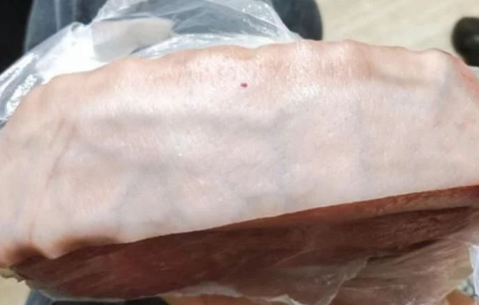 “买的猪肉能吃吗，怎么有人肉的既视感”哈哈哈越看越不对劲！