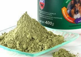 雪天里发生一个雪狗，家中的狗子看到后，瞬间就玩命了！