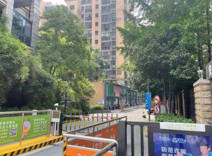 杭州一小区一个多月里7只小狗被毒死, 涉事男子已被刑拘 杭州一小区一个多月里7只小狗被毒死, 涉事男子已被刑拘