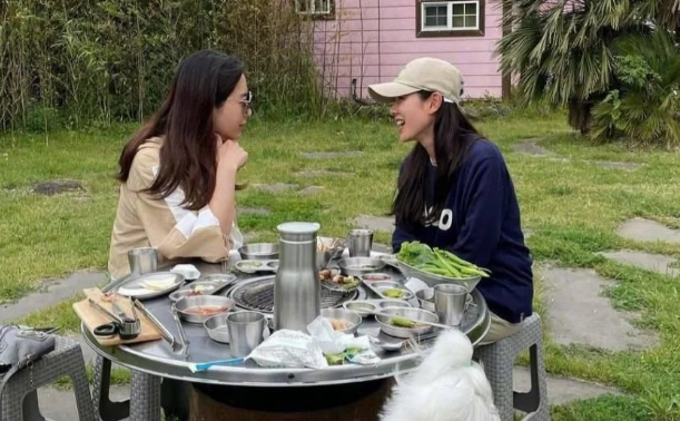 孙艺珍疑似婚讯曝光后首现身,笑容灿烂心情大好,怀抱狗狗拍广告 孙艺珍疑似婚讯曝光后首现身,笑容灿烂心情大好,怀抱狗狗拍广告