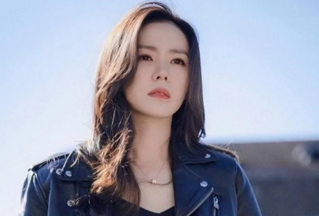 孙艺珍疑似婚讯曝光后首现身,笑容灿烂心情大好,怀抱狗狗拍广告 孙艺珍疑似婚讯曝光后首现身,笑容灿烂心情大好,怀抱狗狗拍广告