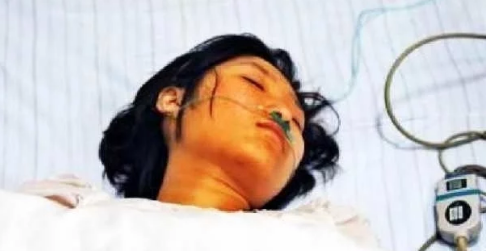 女子睡觉时被狗咬伤，得知狗狗的做法后，女子感动不已