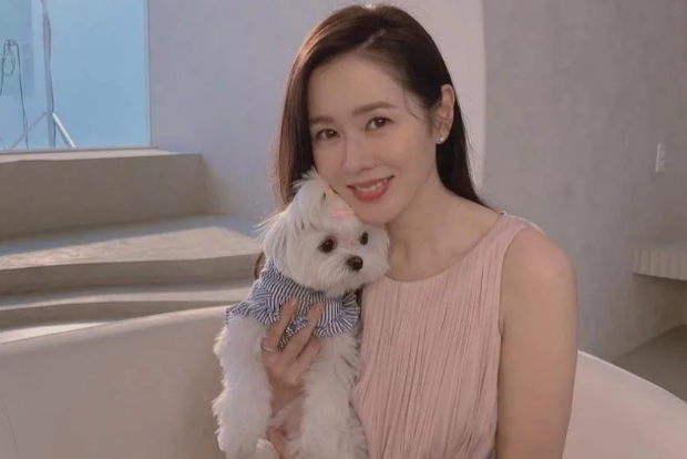 孙艺珍疑似婚讯曝光后首现身，笑容灿烂心情大好，怀抱狗狗拍广告