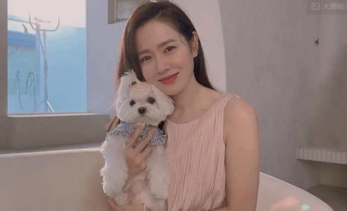 孙艺珍疑似婚讯曝光后首现身,笑容灿烂心情大好,怀抱狗狗拍广告 孙艺珍疑似婚讯曝光后首现身,笑容灿烂心情大好,怀抱狗狗拍广告