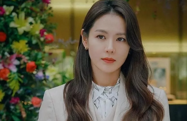 孙艺珍疑似婚讯曝光后首现身,笑容灿烂心情大好,怀抱狗狗拍广告 孙艺珍疑似婚讯曝光后首现身,笑容灿烂心情大好,怀抱狗狗拍广告