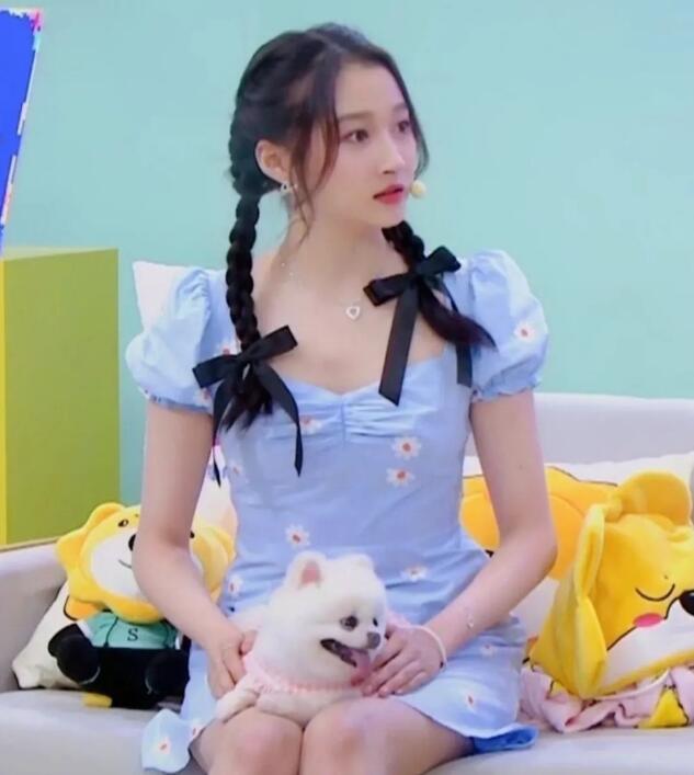 看到关晓彤给狗起的名字,网友狂笑:比我还敷衍哈哈哈! 看到关晓彤给狗起的名字,网友狂笑:比我还敷衍哈哈哈!