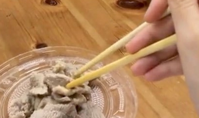 主人减肥时偷偷加餐被发现，只好把肉挑出来给猫