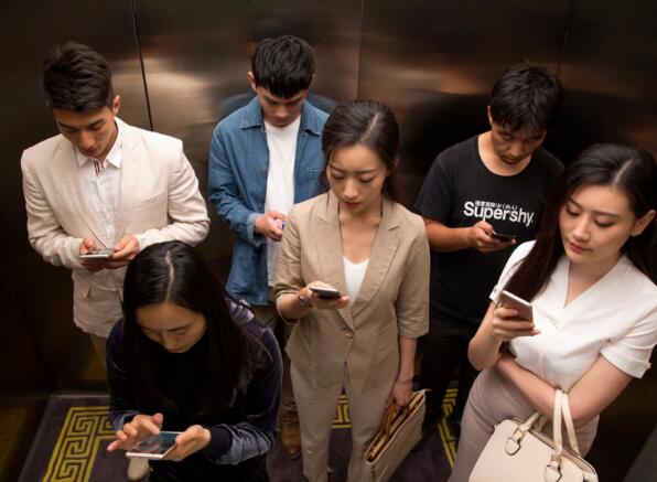 好危险!广西小区惊现2米眼镜蛇,男子出电梯险些被咬,有多毒?