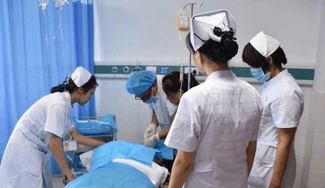 女子天天和狗睡在一起, 突然感觉身体不适, 医生发现了真相 女子天天和狗睡在一起, 突然感觉身体不适, 医生发现了真相
