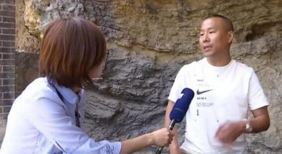 一男一女放狗到饮水池游泳被问责，狗主人：你咋没有安装护栏？