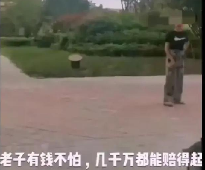 嚣张!女子遛狗咬伤女童,家长扣留恶狗女子称比你家孩子值钱! 嚣张!女子遛狗咬伤女童,家长扣留恶狗女子称比你家孩子值钱!