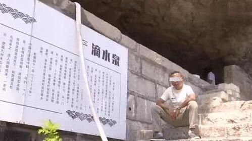 一男一女放狗到饮水池游泳被问责，狗主人：你咋没有安装护栏？