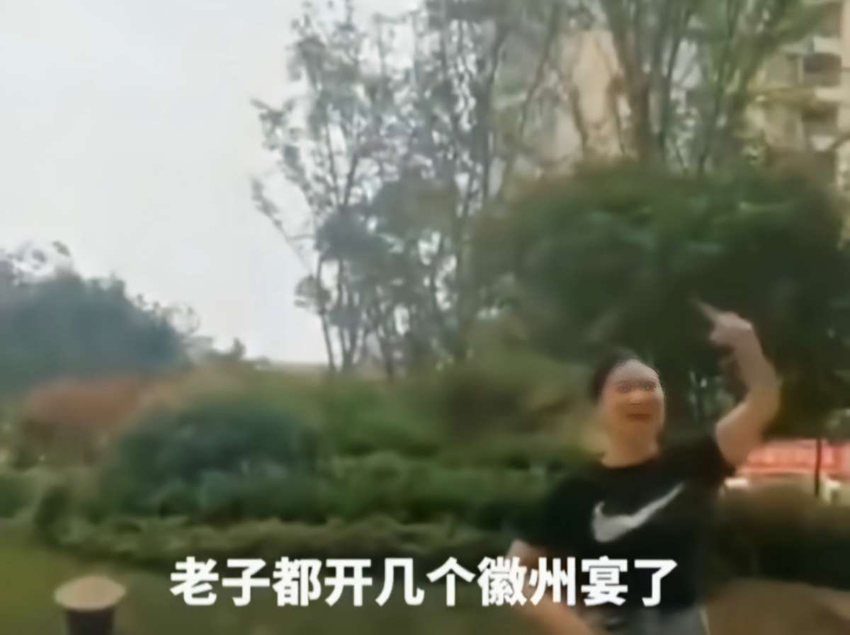安徽：女子遛狗伤人，疯狂叫嚣：我有钱，敢动我狗就弄死你家孩子