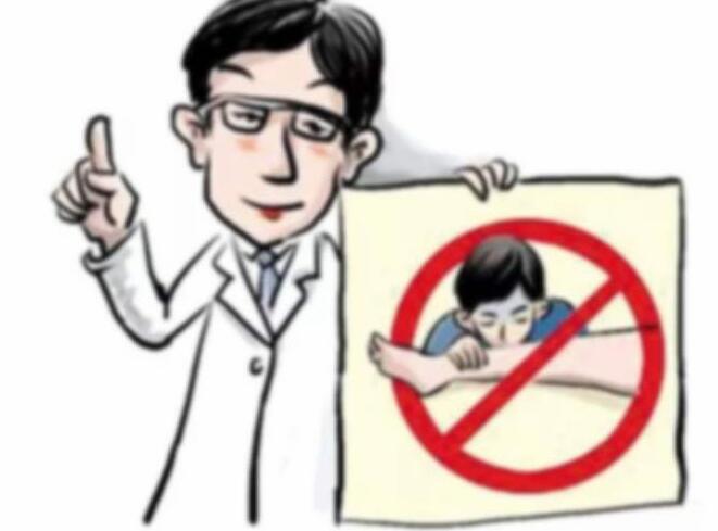 好危险！广西小区惊现2米眼镜蛇，男子出电梯险些被咬，有多毒？