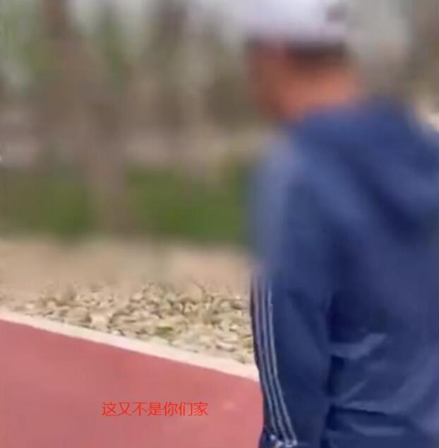 北京一公园现无理老人,遛狗不牵绳被劝阻,老人怒怼:又没拉你家 北京一公园现无理老人,遛狗不牵绳被劝阻,老人怒怼:又没拉你家