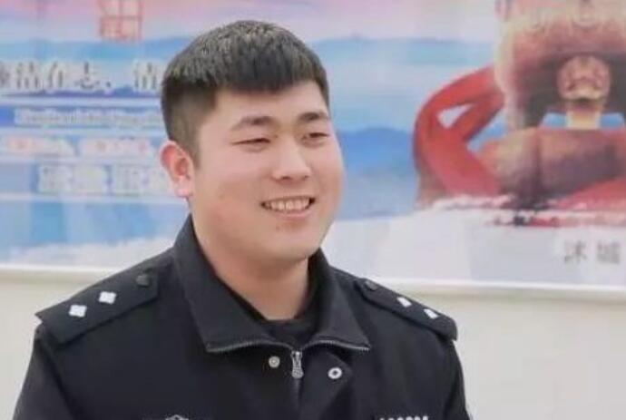金毛走丢被送到派出所,民警直呼要被吃穷了,养不起呀!