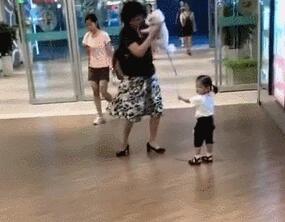 小女孩牵着狗狗接外婆,结果外婆抱起了狗子,女孩:它是亲生的! 小女孩牵着狗狗接外婆,结果外婆抱起了狗子,女孩:它是亲生的!