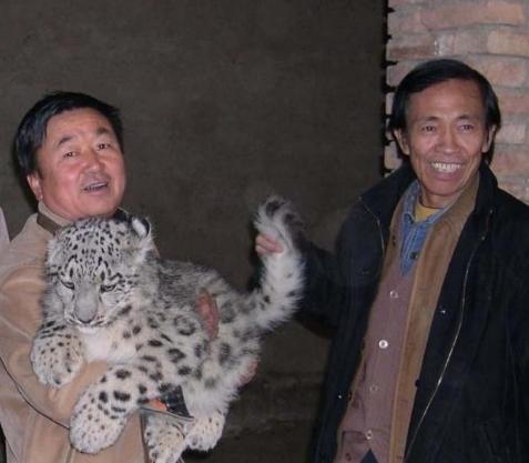 牧民捡到两只猫带回家,结果养着养着感觉不对劲:这猫怎么这么大 牧民捡到两只猫带回家,结果养着养着感觉不对劲:这猫怎么这么大