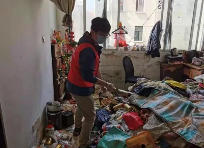 上海一老太家中饲养100多只老鼠，用垃圾喂养，邻居连窗都不敢开