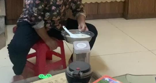 奶奶端着饭出现后,狗狗怕得躲了起来,下个动作让人笑中带泪 奶奶端着饭出现后,狗狗怕得躲了起来,下个动作让人笑中带泪