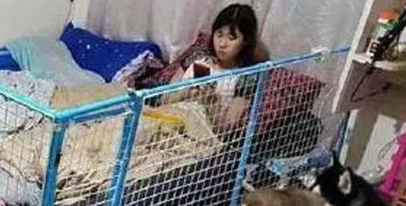 美女喜欢小奶狗,连续养了4只,一年后蒙了,赶紧隔离起来 美女喜欢小奶狗,连续养了4只,一年后蒙了,赶紧隔离起来