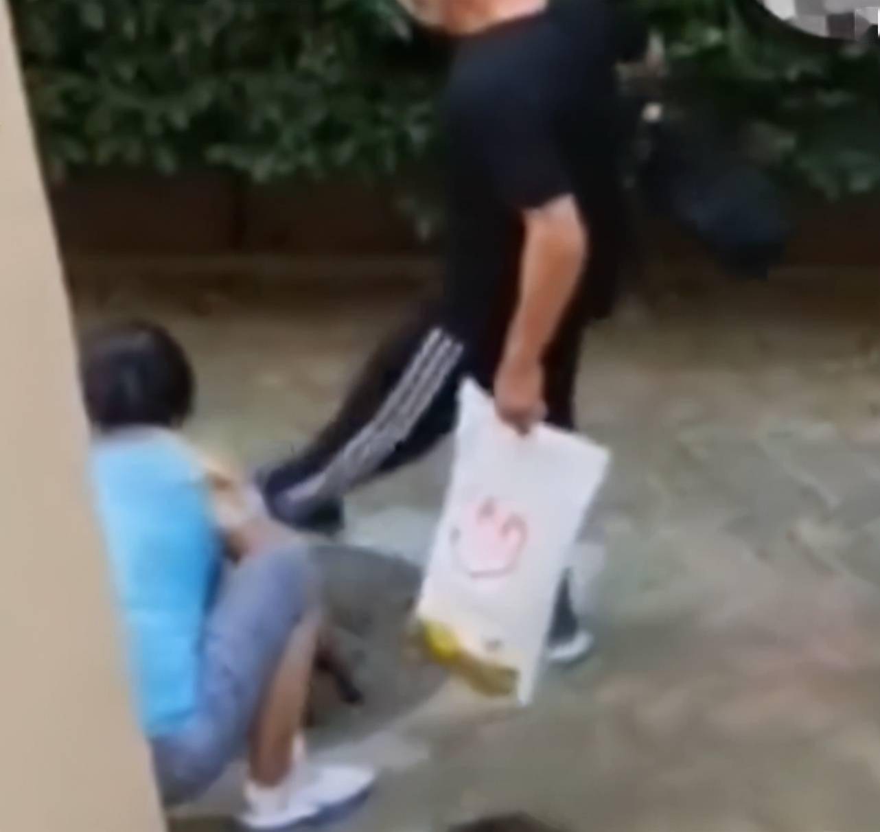 山东一女孩好心喂养流浪猫，引大妈不满一脚将猫踢走：领你家喂去