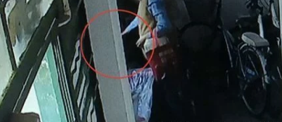只为一泡狗尿,62岁阿姨竟放火烧楼!邻居逃生时被灼伤! 只为一泡狗尿,62岁阿姨竟放火烧楼!邻居逃生时被灼伤!