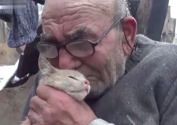 家里失火了老爷爷没拿值钱东西，而是选择去救猫咪，照片让人动容