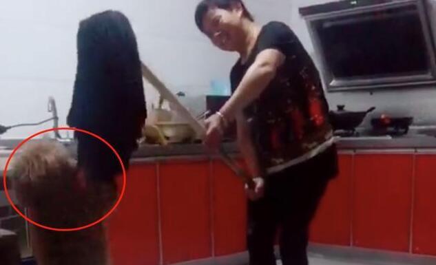 主人模仿网上剪毛方式，狗子却不淡定了：别看某音了！