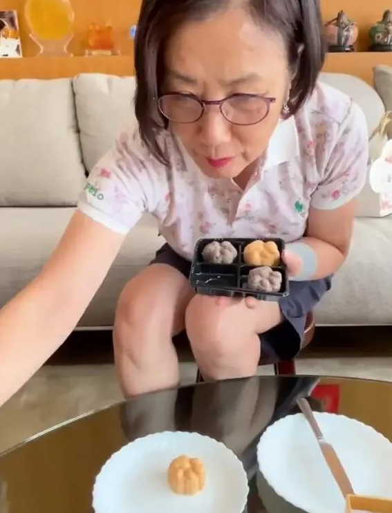汪明荃和罗家英月饼收多了,竟拿出来喂狗了? 汪明荃和罗家英月饼收多了,竟拿出来喂狗了?