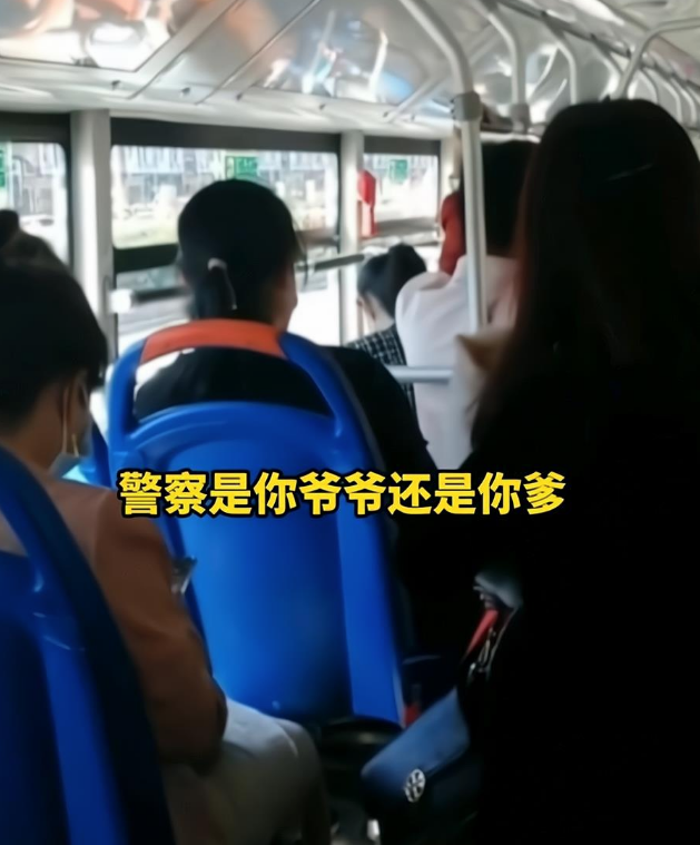 宠物比人值钱?大同女子带宠物狗上公交车,一路辱骂语出惊人 宠物比人值钱?大同女子带宠物狗上公交车,一路辱骂语出惊人