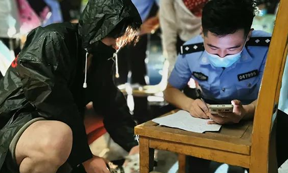 百余宠物盲盒被遗弃路边,警方已介入! 百余宠物盲盒被遗弃路边,警方已介入!