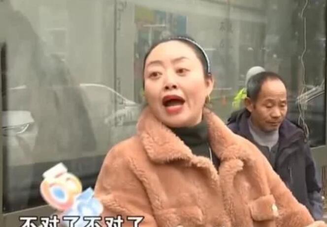 狗跑车底被撞死，狗主人不让司机走：撞死我儿子赔钱