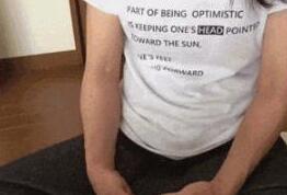 主人只要把手摆成摊手的姿势，家里的猫就会是这种反应，萌爆了