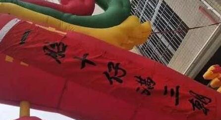 金毛生了10条小崽,豪爽的铲屎官大摆宴席!请全小区吃饭! 金毛生了10条小崽,豪爽的铲屎官大摆宴席!请全小区吃饭!