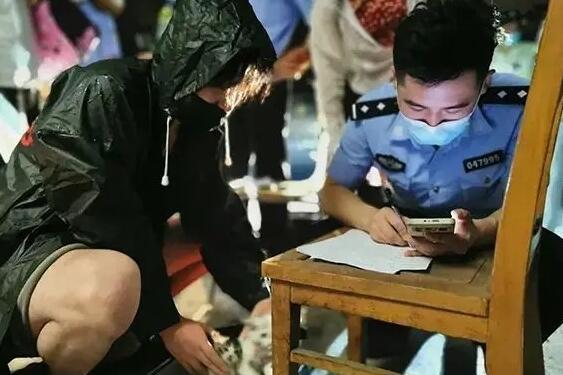 上百只活体宠物盲盒被遗弃在小区门口,奶猫奶狗哀嚎不止 上百只活体宠物盲盒被遗弃在小区门口,奶猫奶狗哀嚎不止