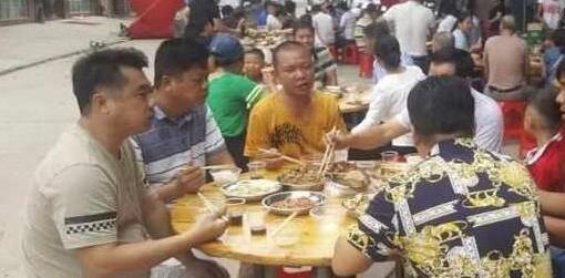 金毛生了10条小崽,豪爽的铲屎官大摆宴席!请全小区吃饭! 金毛生了10条小崽,豪爽的铲屎官大摆宴席!请全小区吃饭!