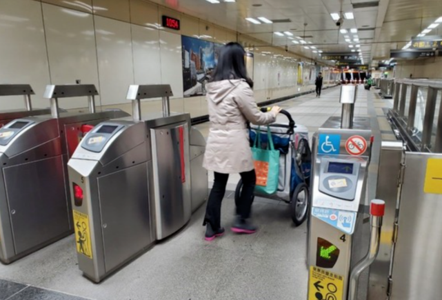 旅行可以带狗狗坐飞机,乘地铁…我国这些城市的暖心政策,让人拍手叫好! 旅行可以带狗狗坐飞机,乘地铁…我国这些城市的暖心政策,让人拍手叫好!