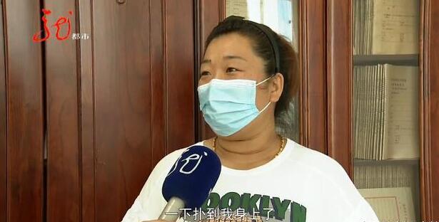 电梯开门，一只狗直接扑在女子身上！狗的主人拒不道歉，女子：“给我气抽了”