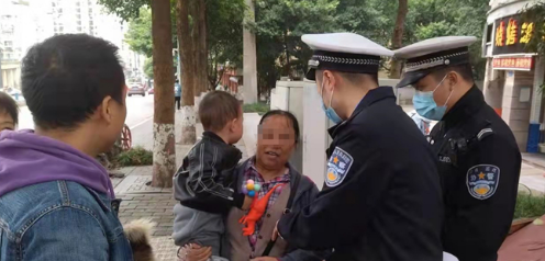 暖心!2岁娃街头迷路 狗狗全程陪伴寻找家人 暖心!2岁娃街头迷路 狗狗全程陪伴寻找家人