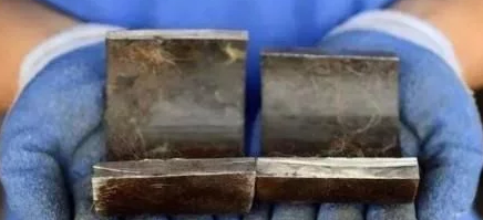 又一只流浪狗被伤害套铁圈，路人将它救下，行为让人感动
