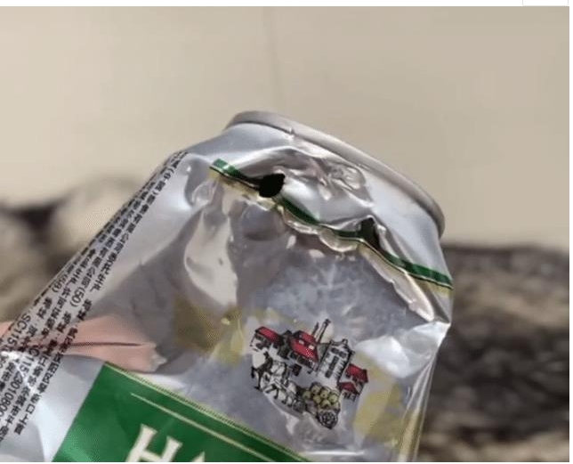 哈士奇偷喝主人的酒,喝醉还耍酒疯,一个劲的和主人拜把子 哈士奇偷喝主人的酒,喝醉还耍酒疯,一个劲的和主人拜把子