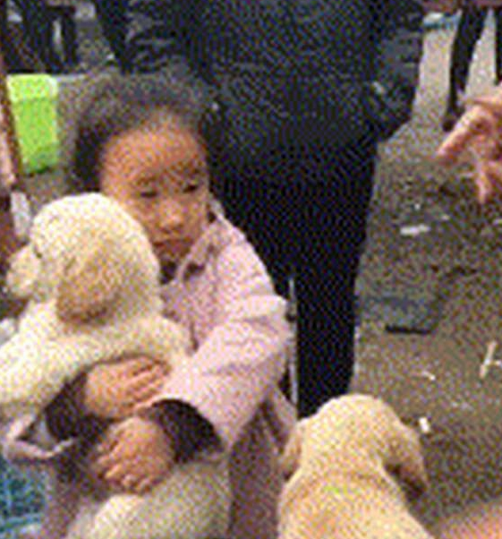 母亲要卖狗，女孩紧紧抱住小狗不肯放手，还把钱扔了：给钱也不卖