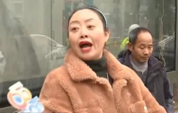 狗狗跑车底被撞死,狗主人不让司机走:撞死我儿子赔钱