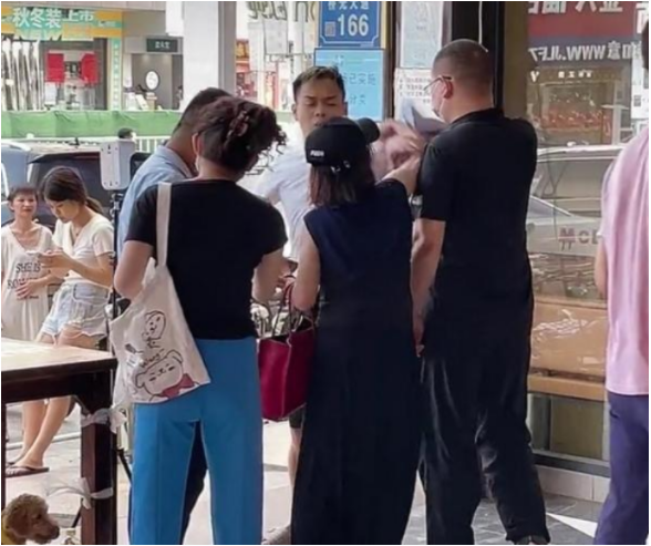 年轻女子强行带狗进超市，不听劝阻被打耳光，围观路人反映亮了