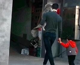 男子肩上背着宠物狗狗，手上却牵着女儿，网友：不理解但莫名暖心