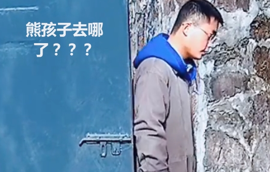 熊猫给奶爸开门后“离奇失踪”，奶爸不知所措，网友：兄弟，低头