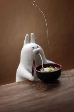 瘦到皮包骨的流浪狗妈妈，把食物让给小狗，还带好心人去看孩子